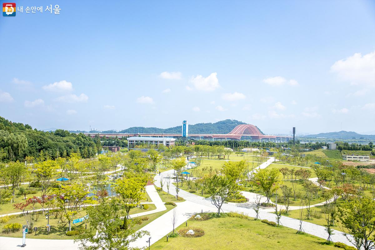 방화대교와 한강, 그리고 멀리 고양시의 행주산성까지 한눈에 들어온다. ⓒ임중빈