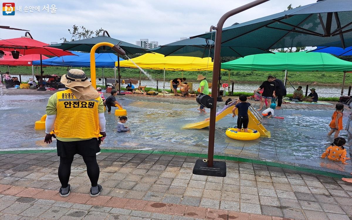 안전요원이 배치되어 안전에 만전을 기하고 있다. ©홍지영