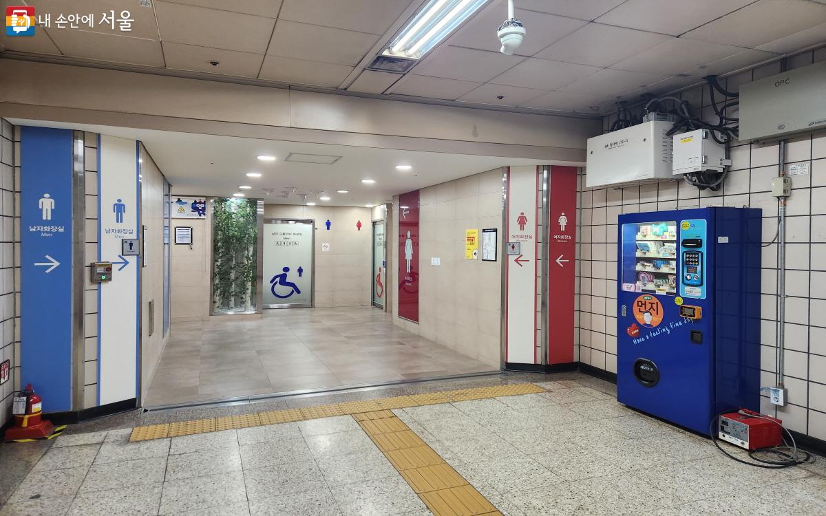 서울지하철의 82%는 승강장 밖에 화장실이 있어 불편의 목소리가 많았다. ⓒ조수연