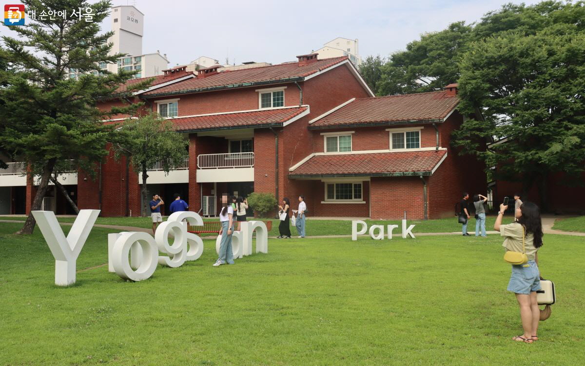 용산공원 부분 개방 부지 대표 공간 '들내봄내 잔디마당' ⓒ조송연