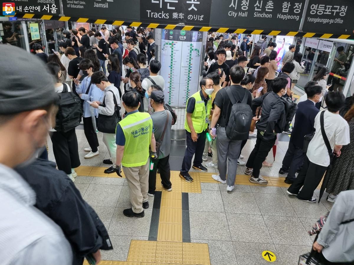 혼잡한 지하철역에 안전도우미가 활동하고 있다. ©서울교통공사