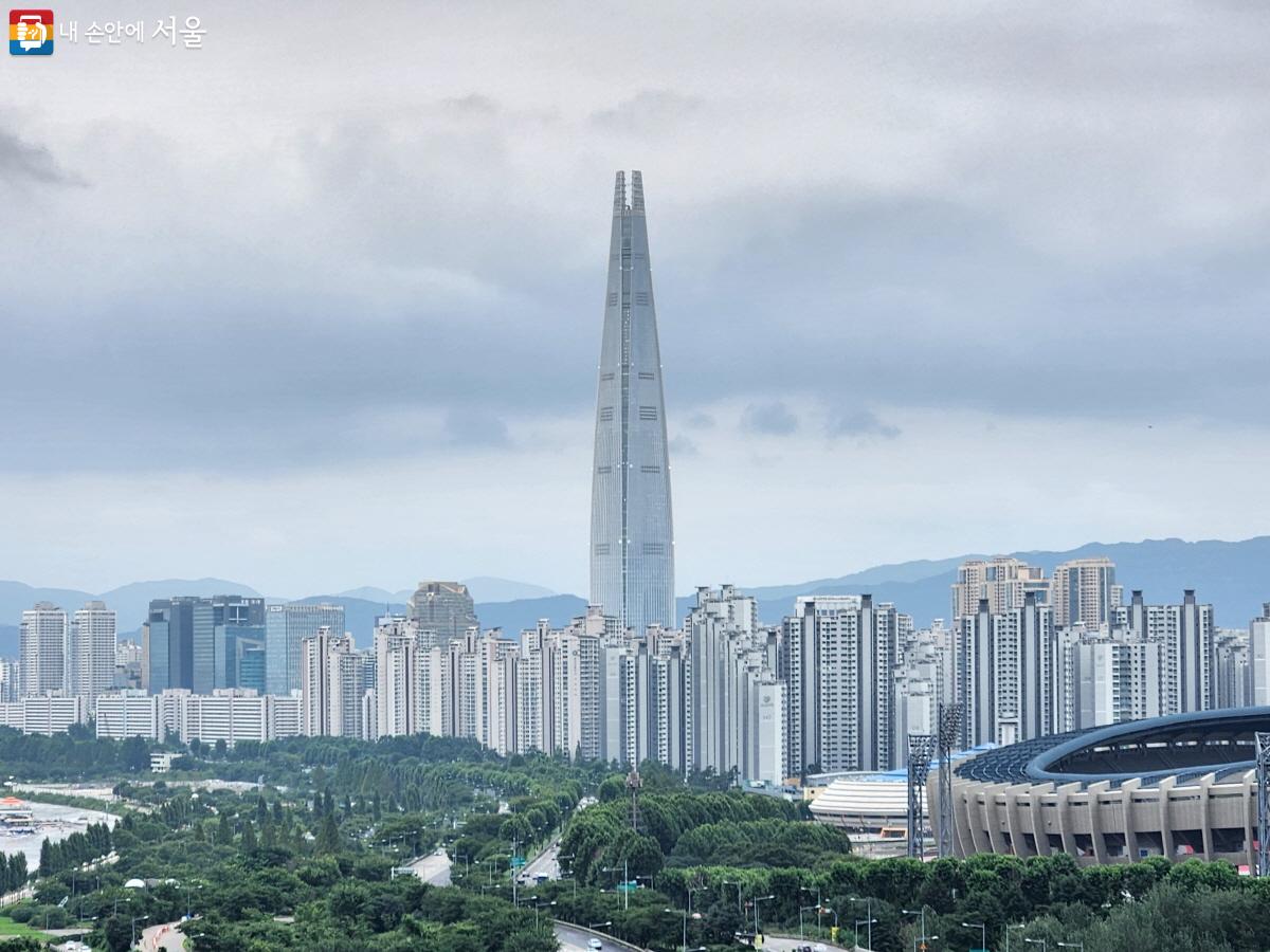 '삼성해맞이공원'에서 바라보는 롯데월드타워. 장마철이라 하늘에 비구름이 많아 아쉬었다. ©조시승