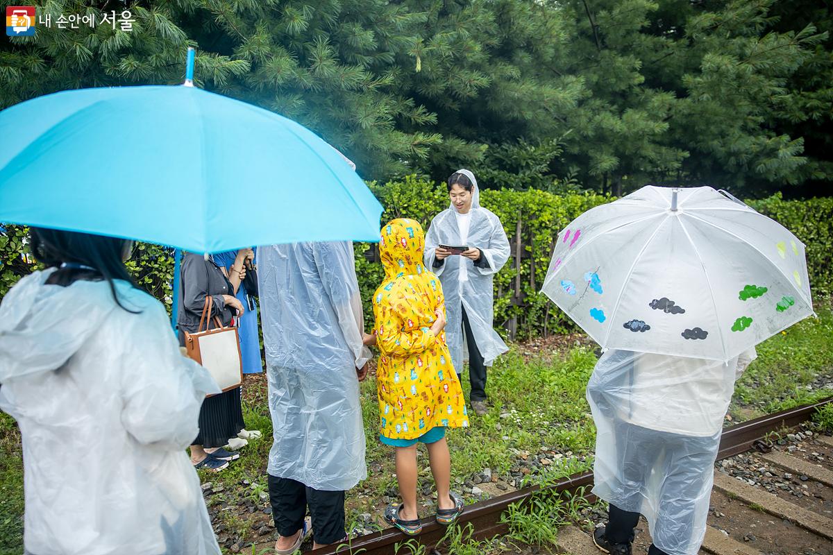 항동 철길과 푸른수목원 내 산책로를 걸으며 연꽃에 숨겨진 이야기를 인문학적 관점으로 풀어보는 체험 프로그램 '연화병풍'이 진행되고 있다. ⓒ임중빈