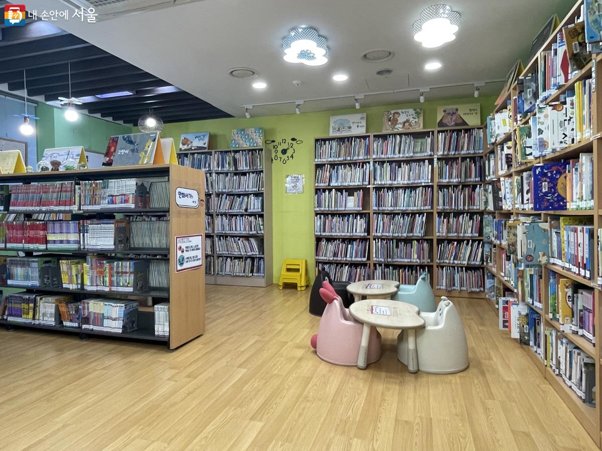자녀 동반 이용자들에게 매우 유용한 공간인 지하 1층 어린이 열람실 ©이정민