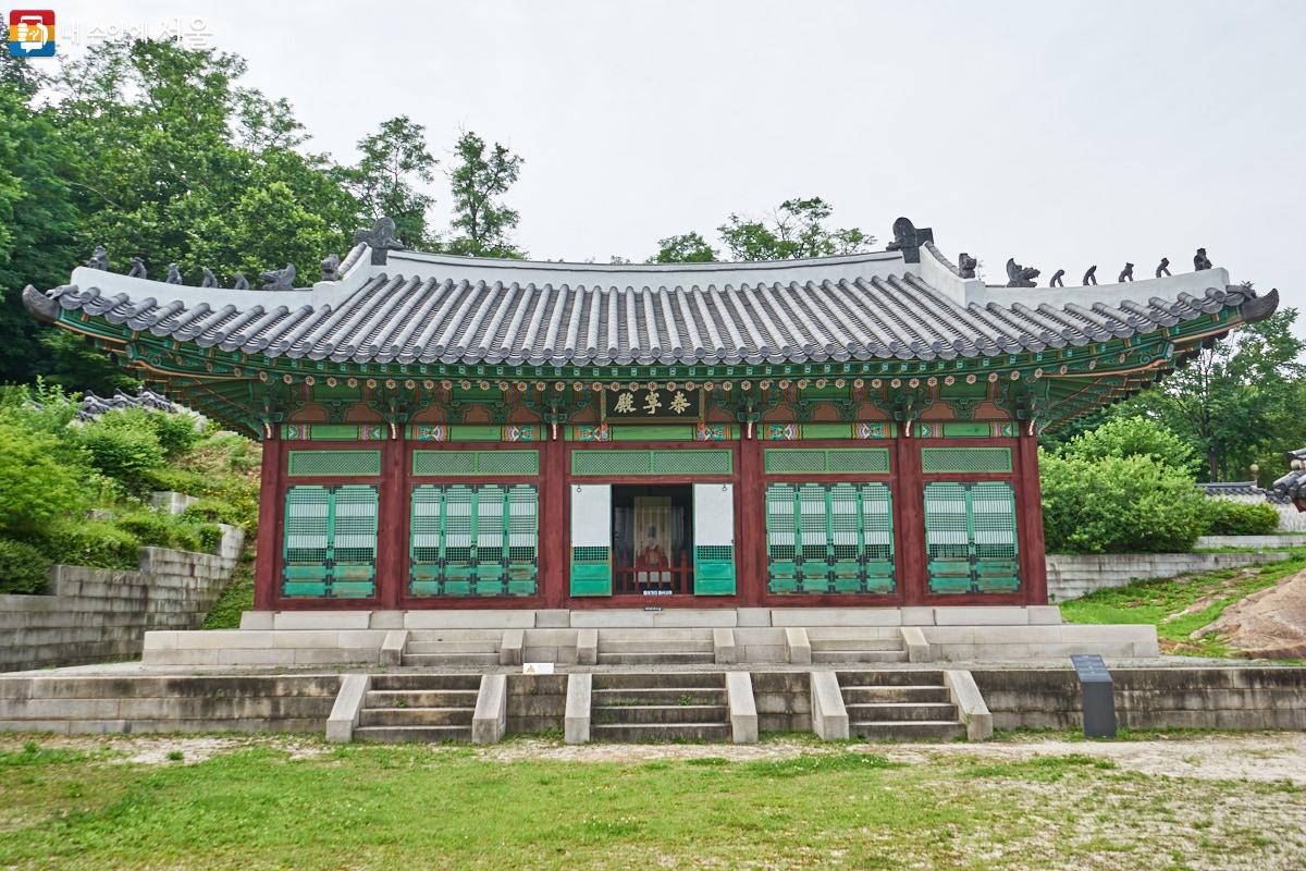 태령전은 영조의 어진을 보관하던 곳이다. 영조가 승하한 후에는 혼전으로 사용되기도 하였다. ⓒ이정규