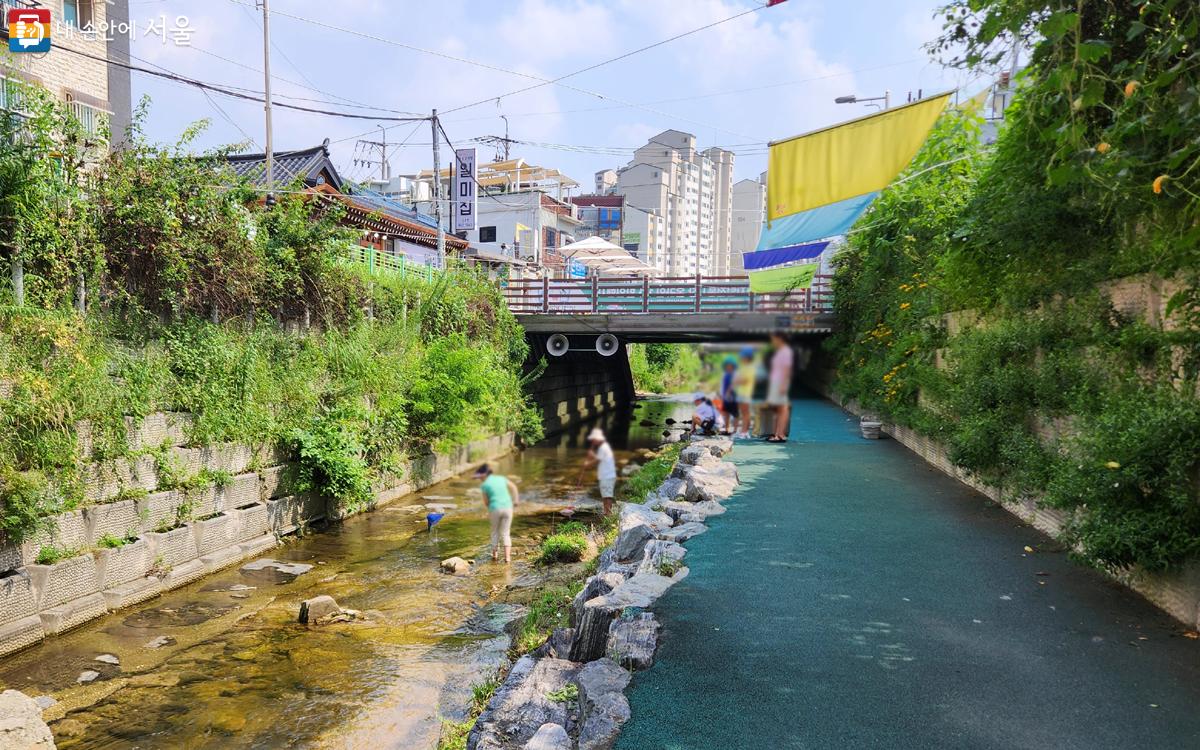 토요일 오후엔 정릉천변에서 상생 장터인 '개울장'이 열린다. ©김미선