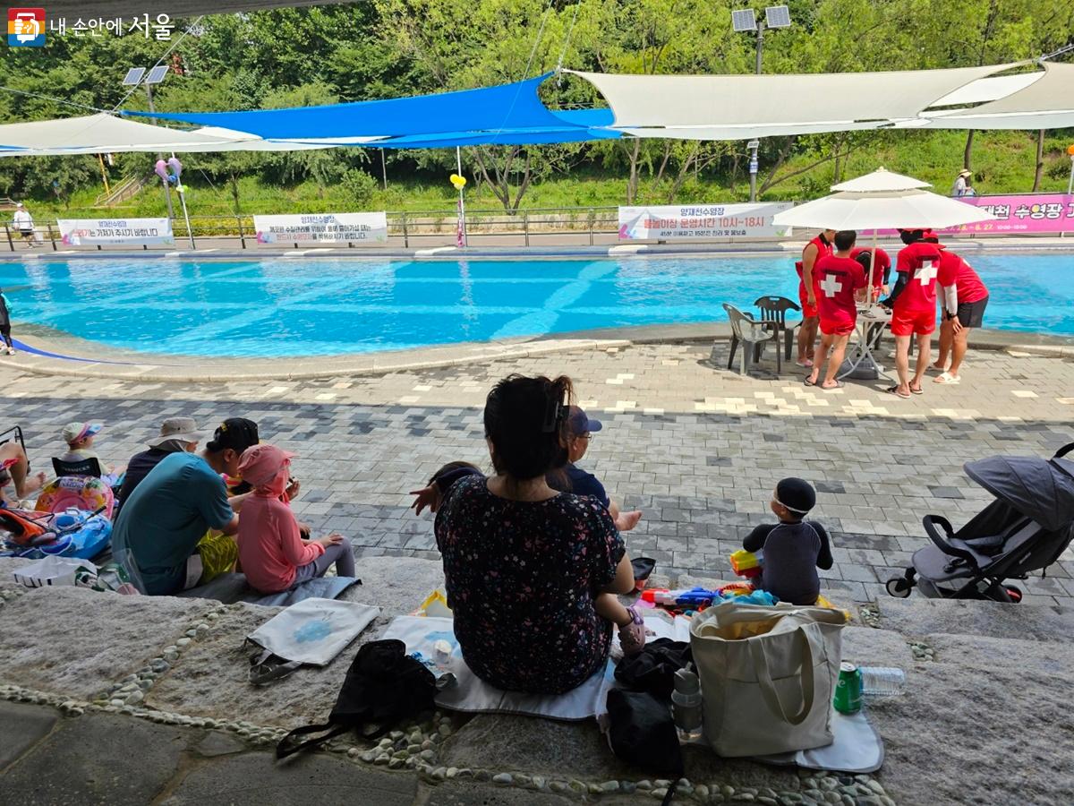 안전요원 및 간호사 총 12명이 상주하고 있는 양재천 수영장. ©이시현