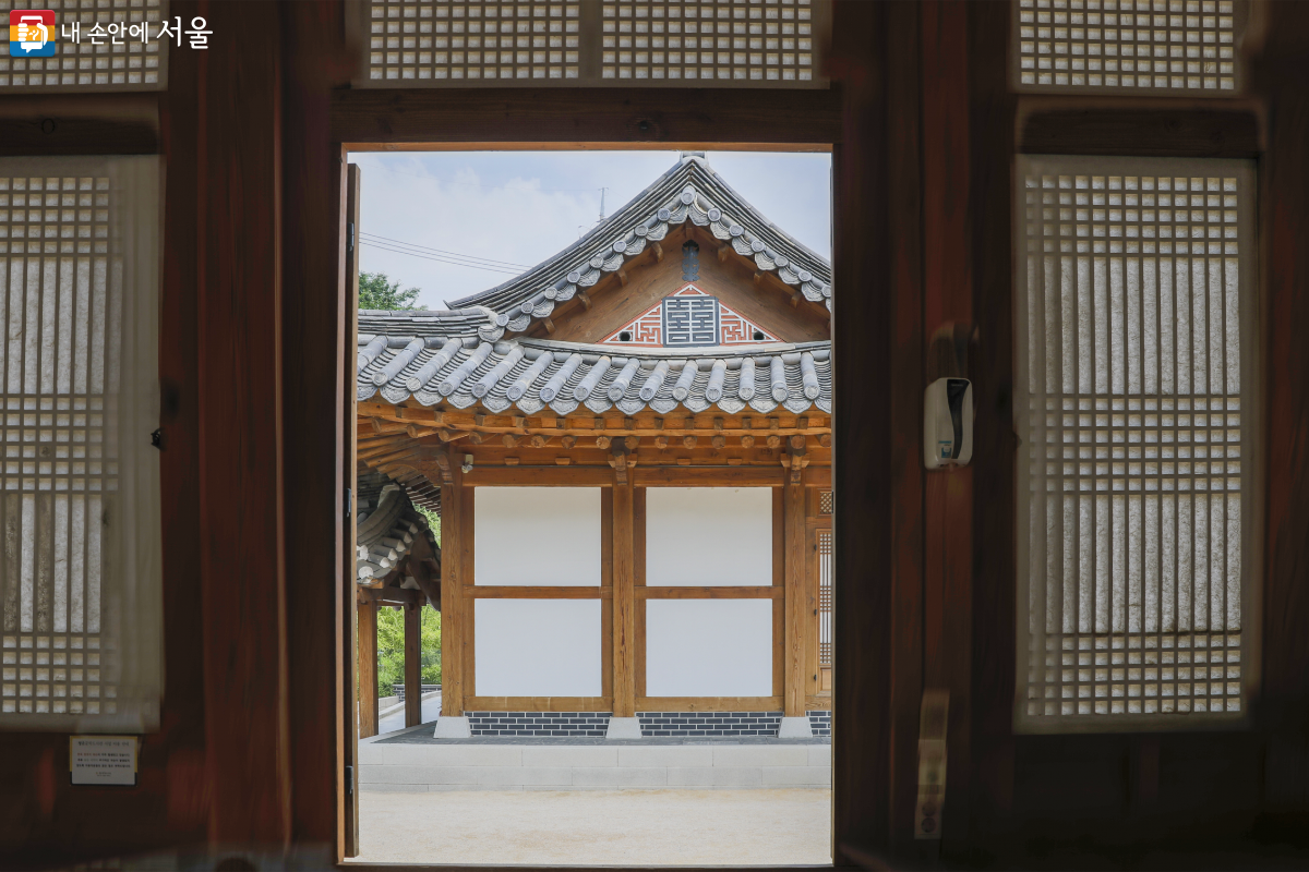 청운문학도서관에는 한옥으로 된 본채 옆 작은 연못 위에 정자가 세워져 있다. ©문청야