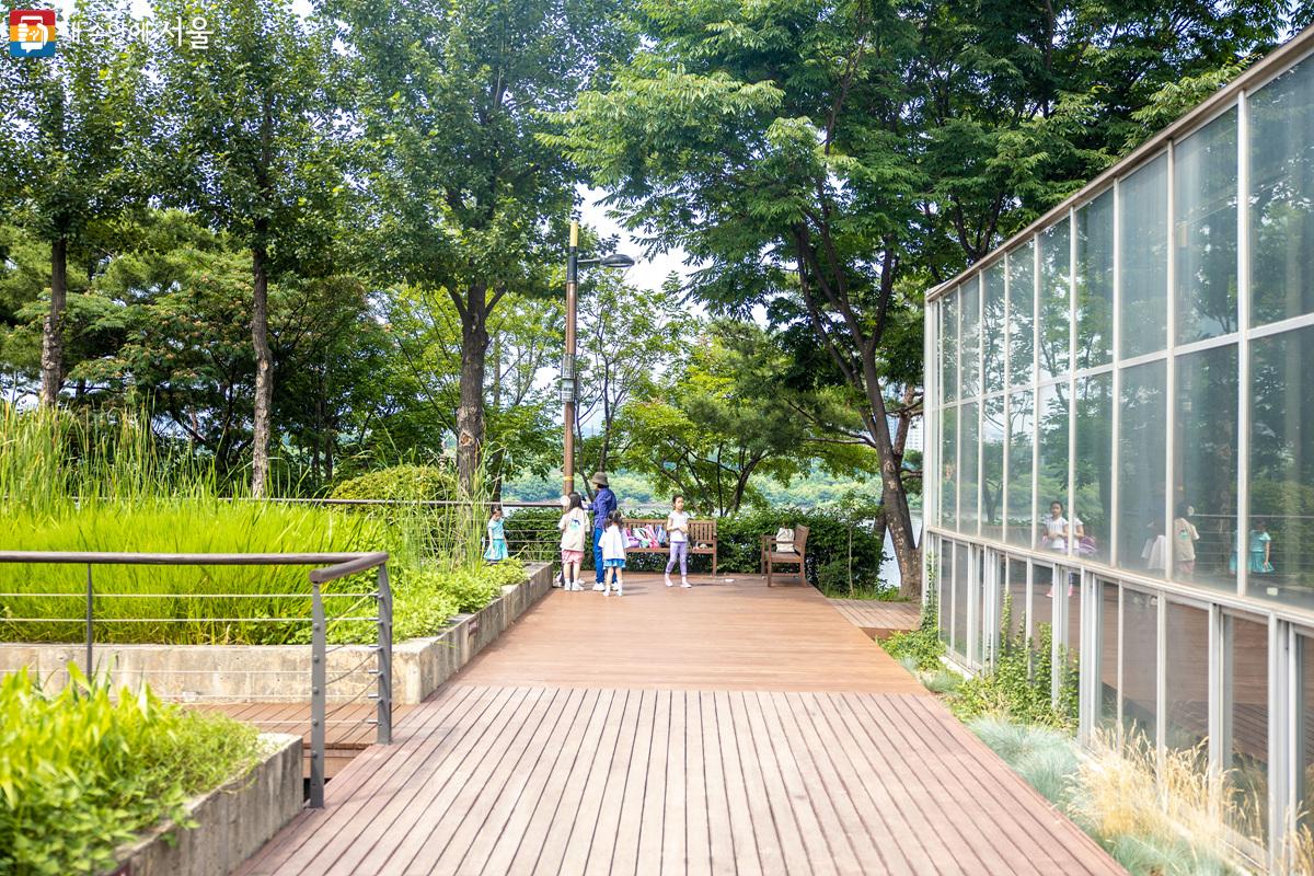 주말이면 시민들을 비롯해 서울을 찾는 관광객들이 즐겨 찾는 서울의 대표 친환경 생태공원 선유도공원 ⓒ임중빈