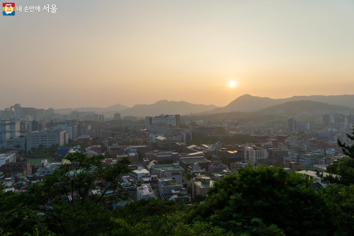 북한산 자락으로 해가 지는 낙조가 아름다운 낙산공원 ©이병문