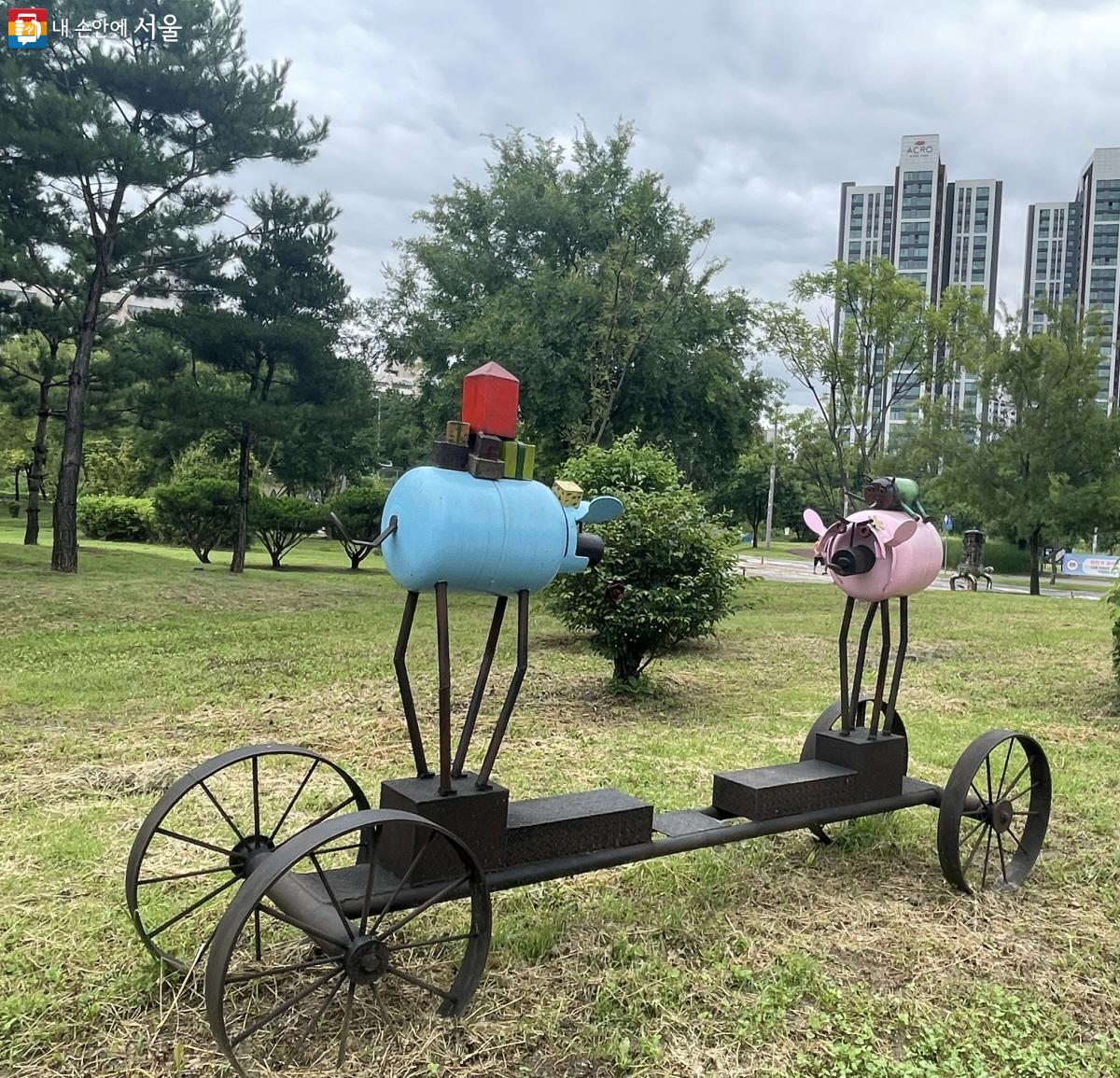 전신덕 작가의 스틸 소재에 핑크와 스카이블루 등의 포인트가 사랑스러운 작품 <프로포즈> ©이정민