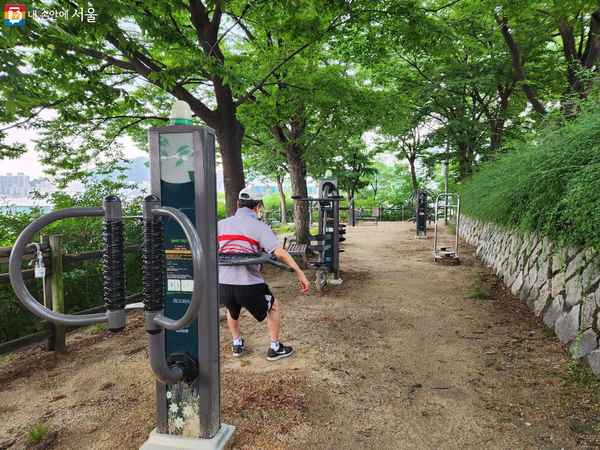 운동기구로 체력을 쌓고 있는 시민들도 자주 볼 수 있다. ⓒ조시승