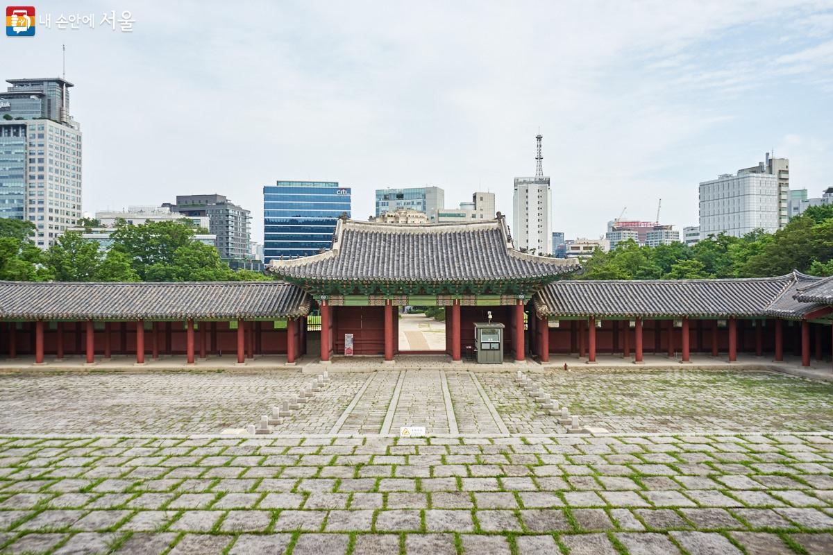 숭정전 앞에서 왕의 시선으로 바라본 숭정전 일대. 넓은 앞마당인 조정에 세 갈래 길인 삼도(이 중 가운데 길이 어도)와 품계석이 보인다. 임금이 남향으로 앉은 상태에서 삼도를 경계로 좌측, 즉 동쪽에는 문신들이 도열하고, 우측 즉 서쪽에는 무신들이 도열했다. ⓒ이정규