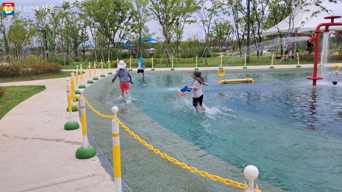 각 회차마다 정해진 인원만 입장할 수 있어 붐비지 않게 물놀이를 즐길 수 있다.  ⓒ이선미 