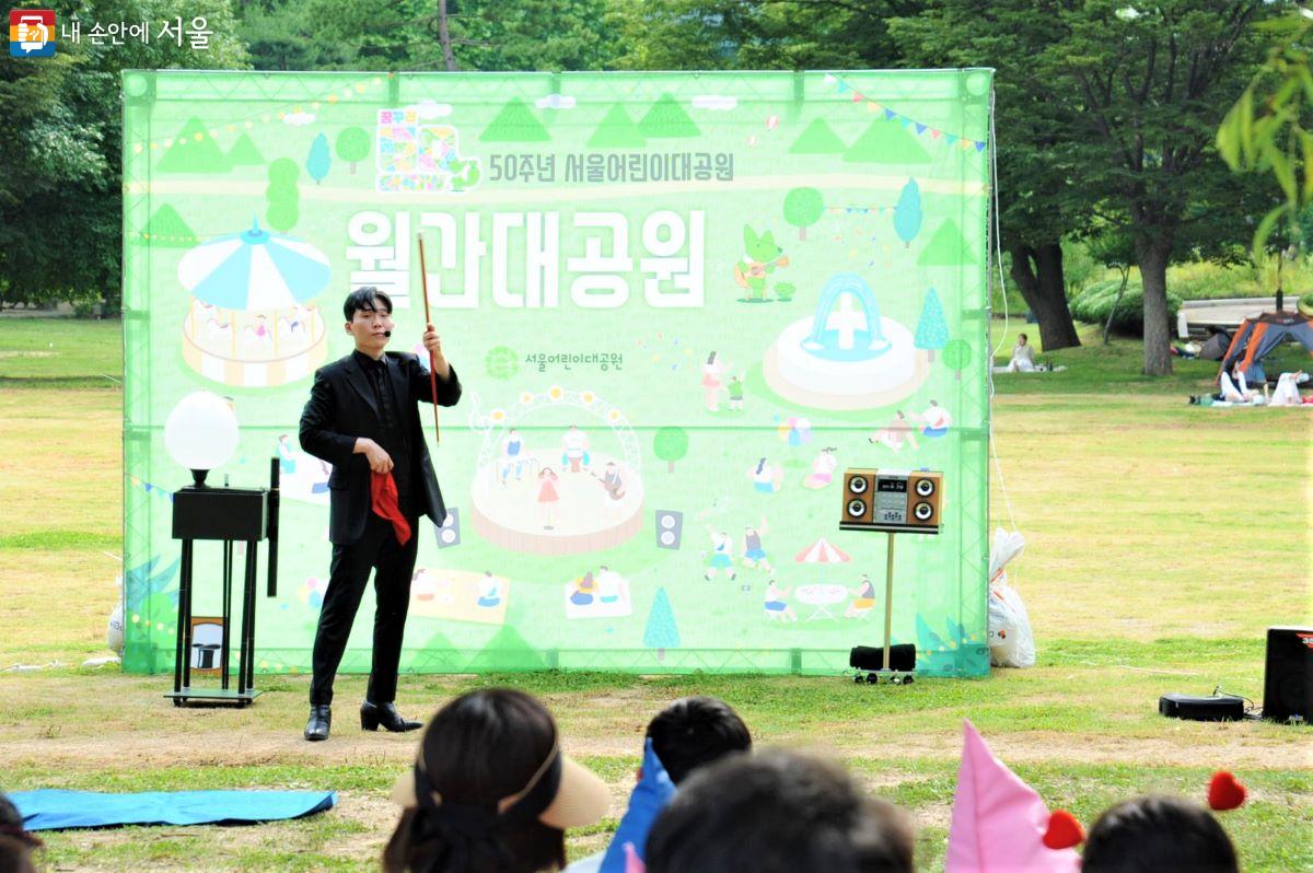 전성욱 버블 아티스트의 ‘버블매직쇼’는 눈을 떼기 힘들 정도로 흥미로운 공연이었다. ©조수봉