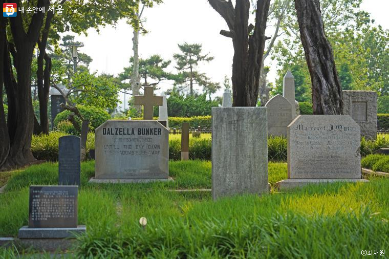 근대식 학교 설립 논의는 헐버트, 길모어, 번커 등 세 명의 외국인으로 인해 결실을 맺었다. 사진은 양화진 외국인 선교사 묘원