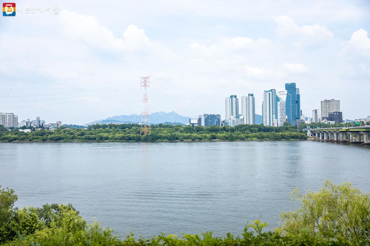 선유도공원의 산책로에서는 다양한 구도의 한강 풍경을 즐겨 볼 수 있다. ⓒ임중빈