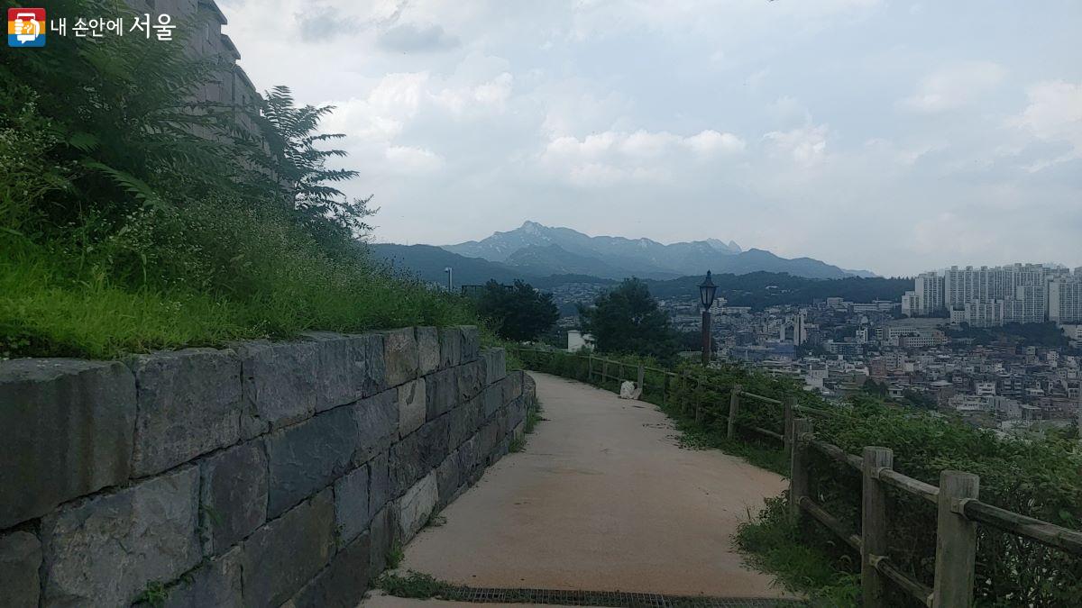 저녁에 가로등 불빛이 로맨틱한 분위기를 만드는 '낙산공원 순성길' ⓒ 최은영 