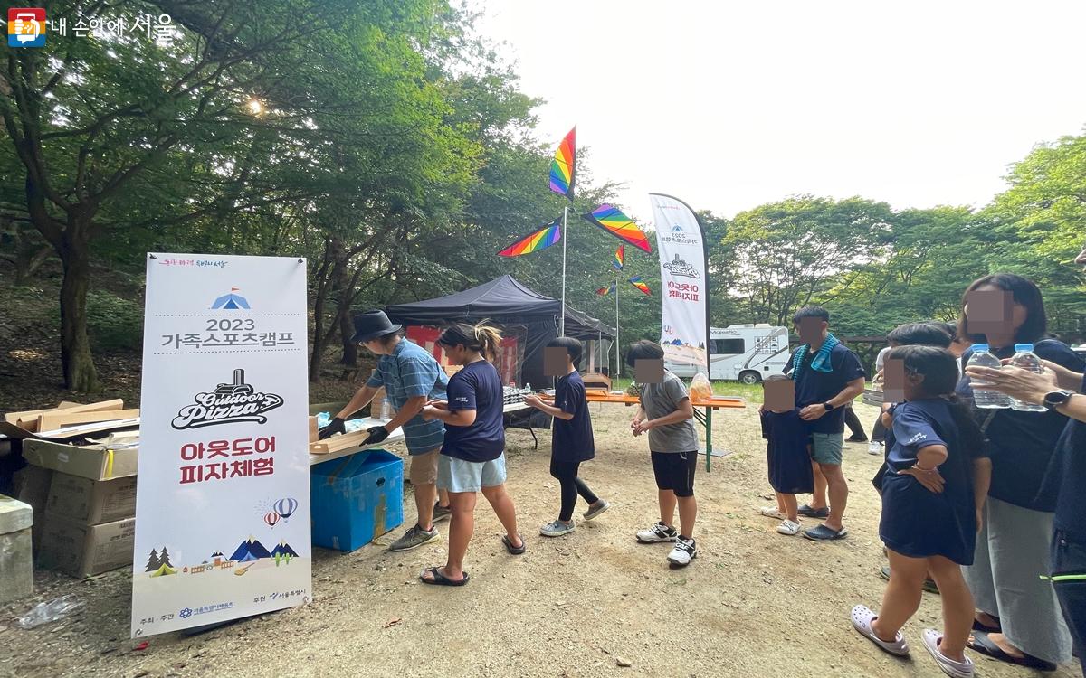 피자 만들기 체험을 통해 야외에서 나만의 피자를 만들어 볼 수 있다. ©노윤지