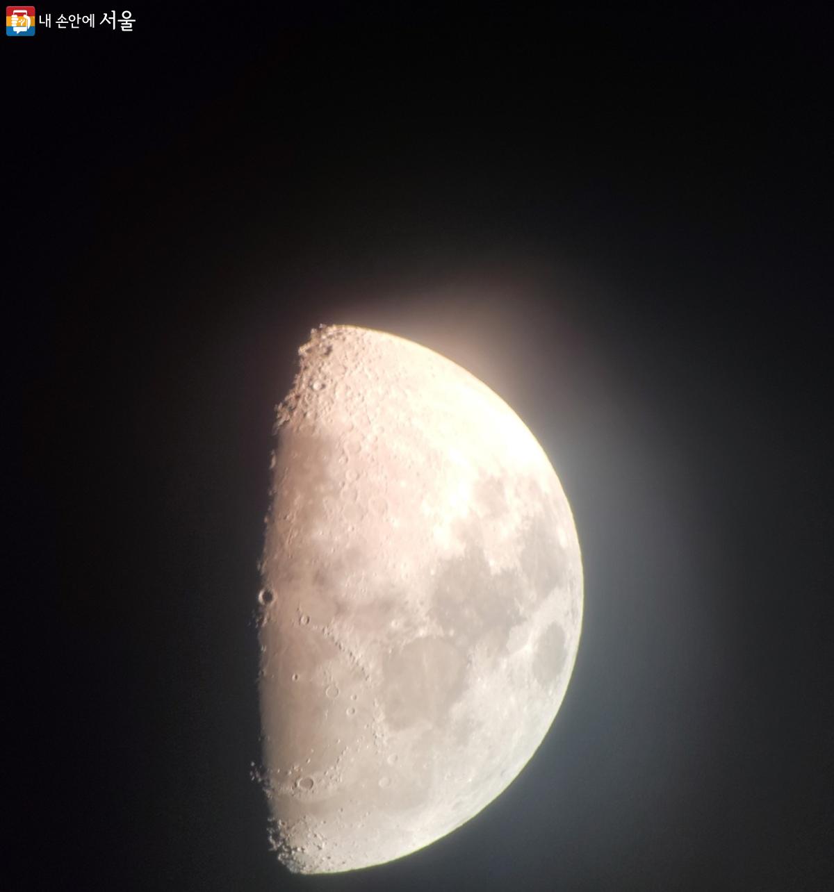 쌍안경으로 바라본 달의 아름다운 모습 ©강사랑