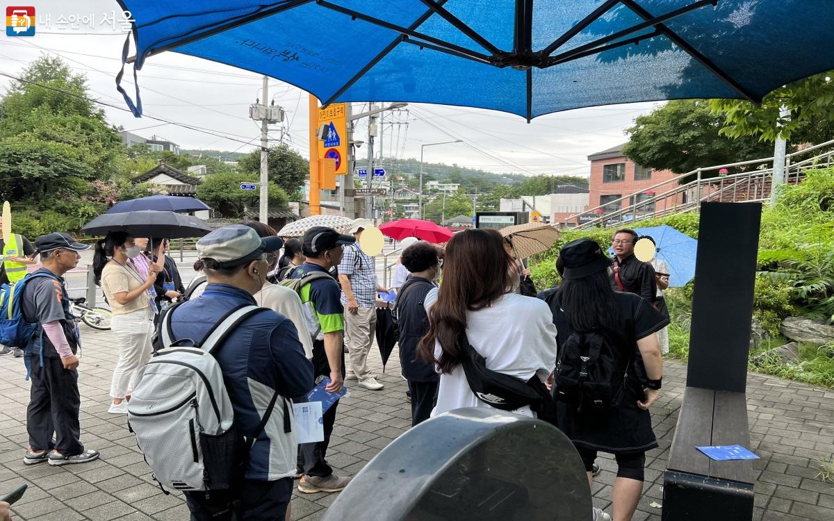 만해공원에서 고재석 소장의 설명을 듣고 있는 기행 참가자들ⓒ박지영