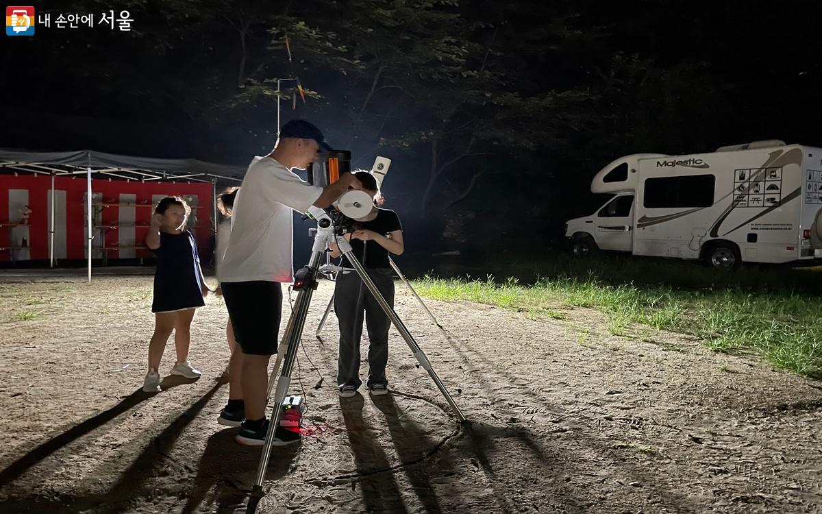 책이나 TV에서만 보던 별자리를 직접 관찰할 수 있어 아이들이 흥미로워 했다. ©노윤지