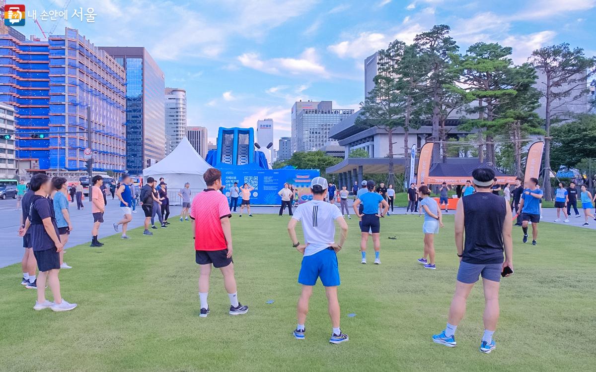 광화문광장에 모인 참여자들이 모여 스트레칭과 간단한 운동으로 시작한다. ⓒ강중원