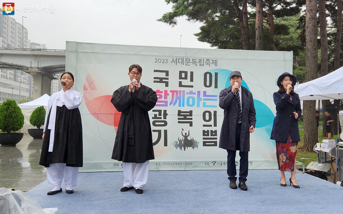 미니 무대에서 진행된 독립 퍼포먼스 ‘나의 영웅’을 관람했다. ⓒ김미선