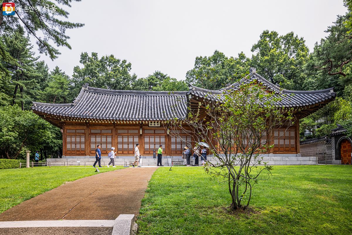 청와대 영내에 제대로 된 한옥 건물이 없는 아쉬움을 보완하여 1983년 전두환 대통령 재임 시 건립한 건물이 ‘상춘재(常春齋)’다. ‘항상 봄이 머무는 집’이라는 상춘재는 국빈을 위한 소규모 연회, 여야 대표와의 맥주 회동 등이 열린 곳이다. ⓒ양인억