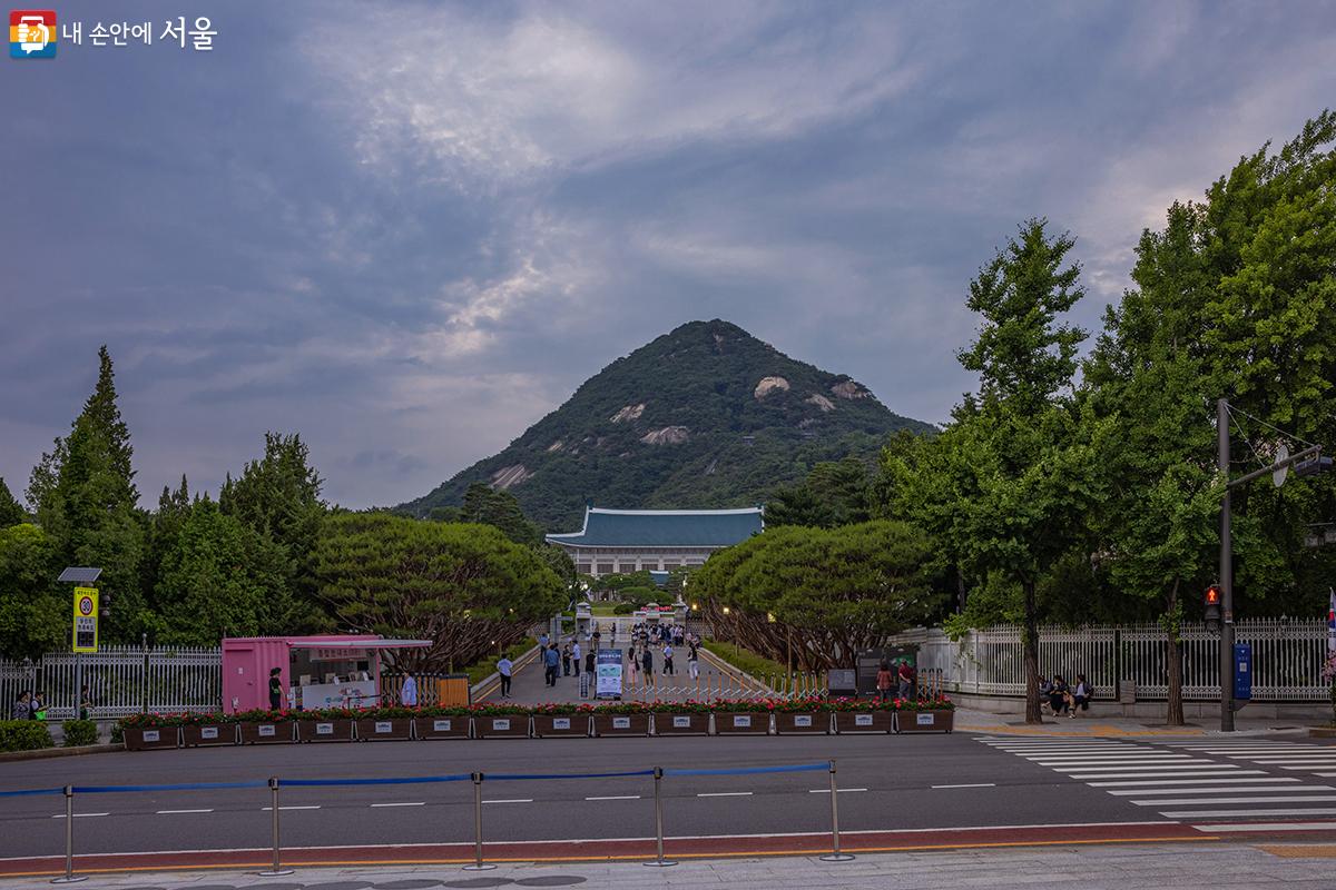 청와대의 도로명 주소는 청와대로 1번지다. 사전 예약 후 관람 가능한 청와대는 정문과 동쪽에 있는 춘추문에서 사전 예약을 확인한 후 입장할 수 있다. ⓒ양인억