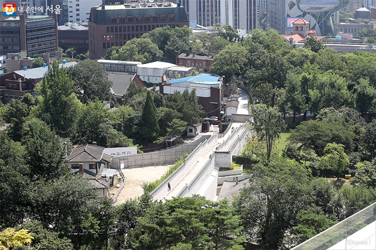 1896년 2월 고종은 경복궁을 몰래 빠져나와 러시아 공사관에 머무는 아관파천을 단행했다.