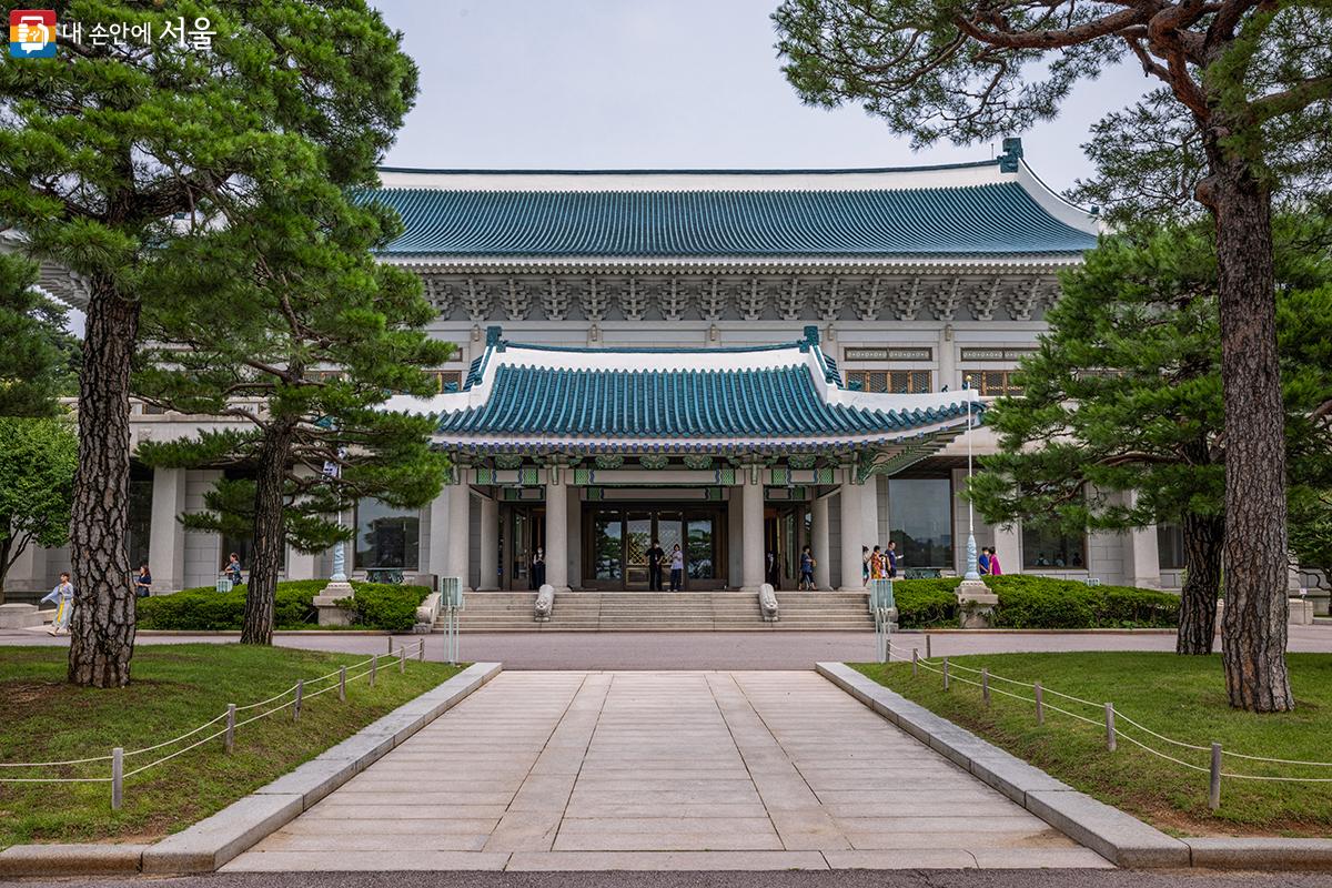 청와대 본관은 다양한 궁궐 장식이 안팎으로 설치되어 있다. 궁궐과 마찬가지로 용마루 끝에는 취두, 내림마루 끝에는 용두, 추녀마루 위에는 잡상이 설치되어 있다. 본관 현관은 단청으로 마감, 격이 다른 건물임을 나타낸다. ⓒ양인억