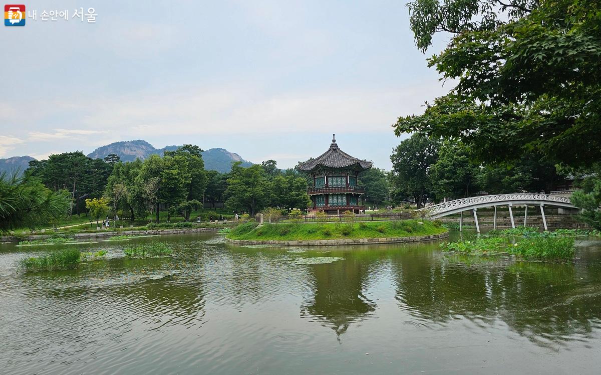 2층육각목조정자가 운치를 더하는 향원정 ⓒ권연주