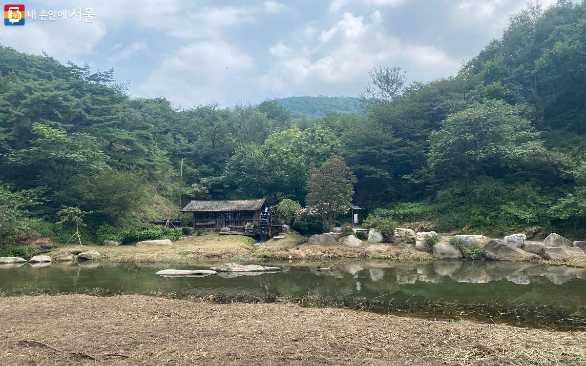 홍제천 끝자락까지 올라가면 볼 수 있는 물레방아 ©강다영