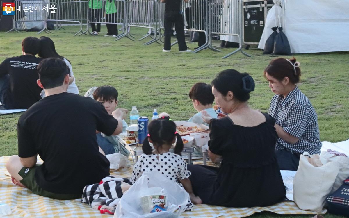 뮤럽 팀은 어린아이도 쉽게 따라 부를 수 있도록 뮤지컬 영어 가사를 한글로 바꿔 불렀다. ©조송연