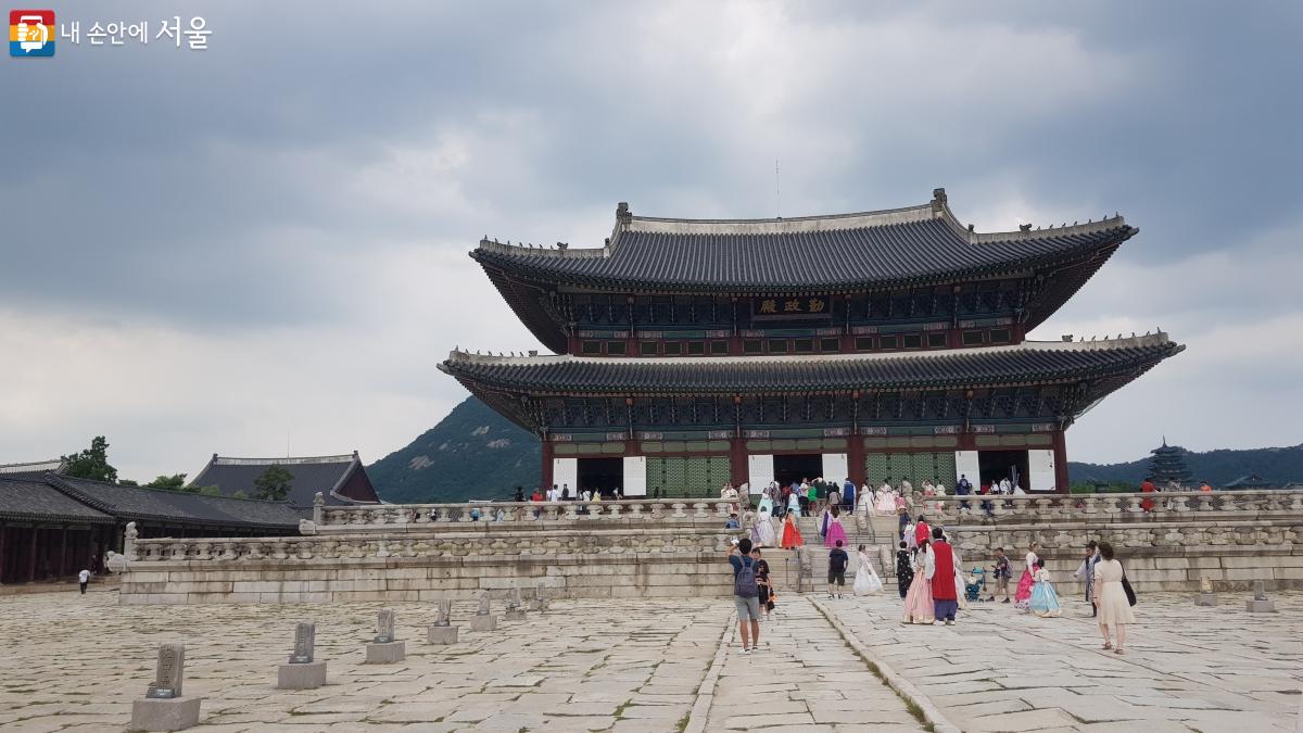 경복궁의 정전인 근정전이 위엄을 드러내고 있다. ©박분