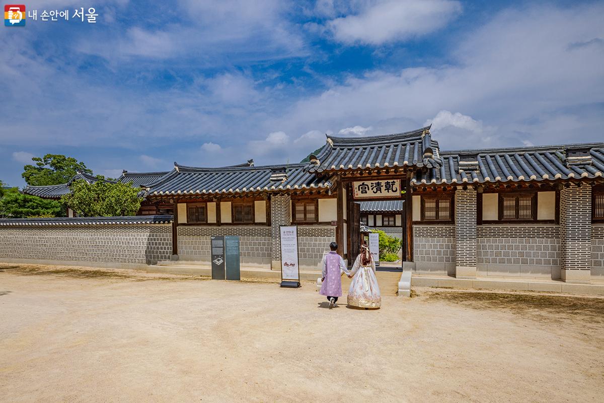 경복궁에 경복궁 현판은 없지만, 건청궁에는 현판이 있다. 솟을대문에 편액이 있는 문이 건청궁 정문이다. ©양인억