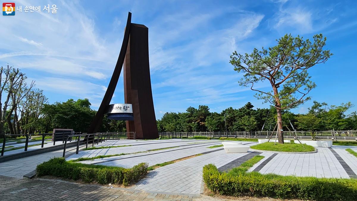 김포공항 입구 공원에 있는 조국에 드리는 탑 모습 ©최용수