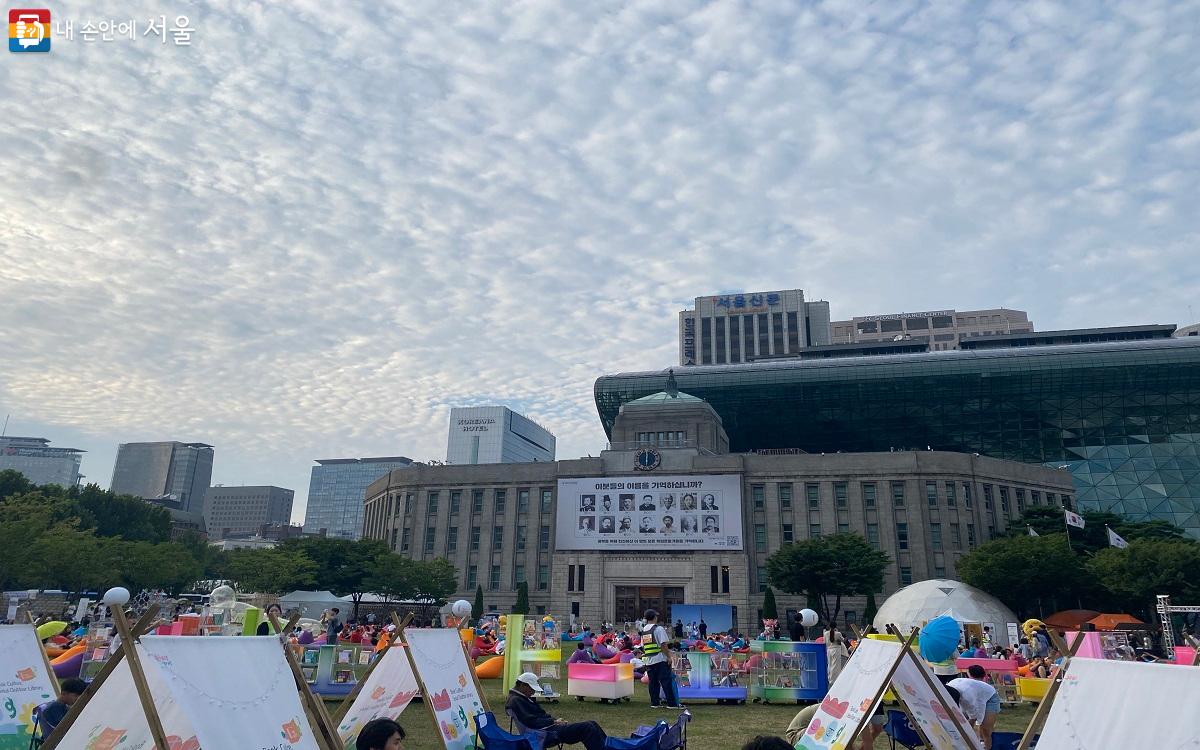 서울광장에서는 8월 27일까지 야간 특별 프로그램 '밤의 여행 도서관'이 진행되었다. ©강다영