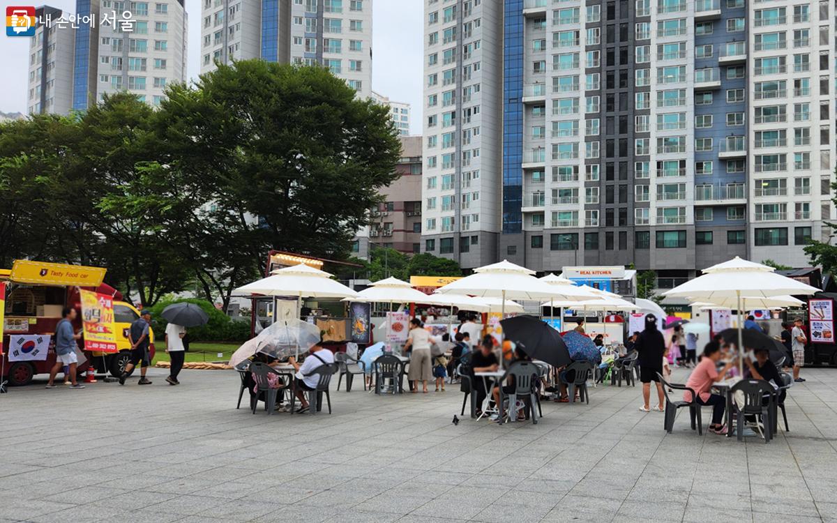 독립공원 3·1운동 기념탑 앞에는 푸드트럭이 준비되었다. ⓒ김미선