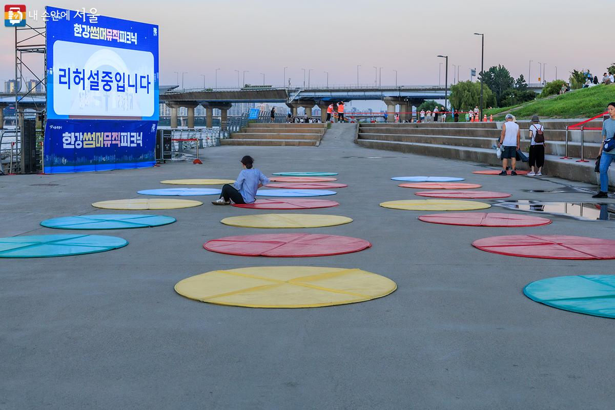 한강썸머뮤직피크닉 리허설 중이라는 안내와 함께 행사를 기다리는 시민들의 모습 ⓒ유서경