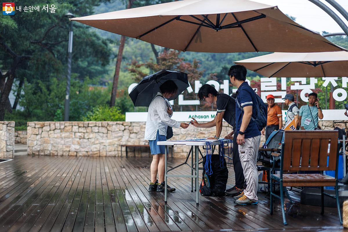 아차산달맞이광장 한켠에는 달맞이트레킹 참가자 확인이 진행되고 있었다. ⓒ유서경