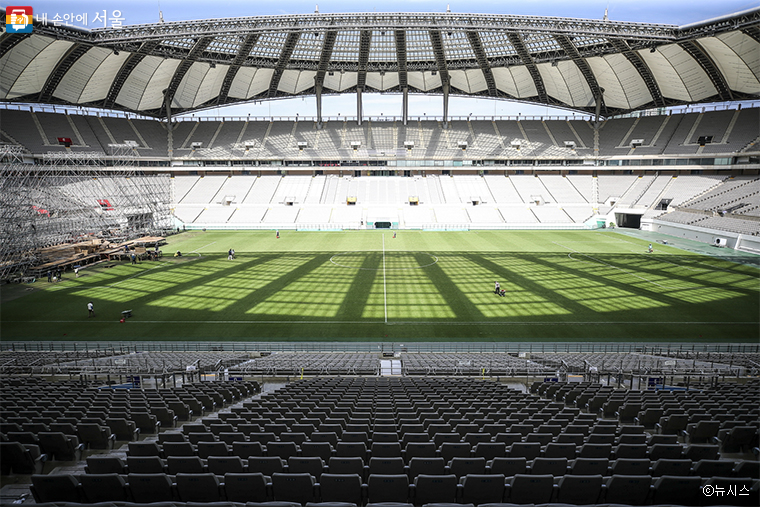 9일 ‘2023 세계스카우트잼버리 K-팝 콘서트’ 무대가 설치되고 있는 마포 월드컵경기장 모습