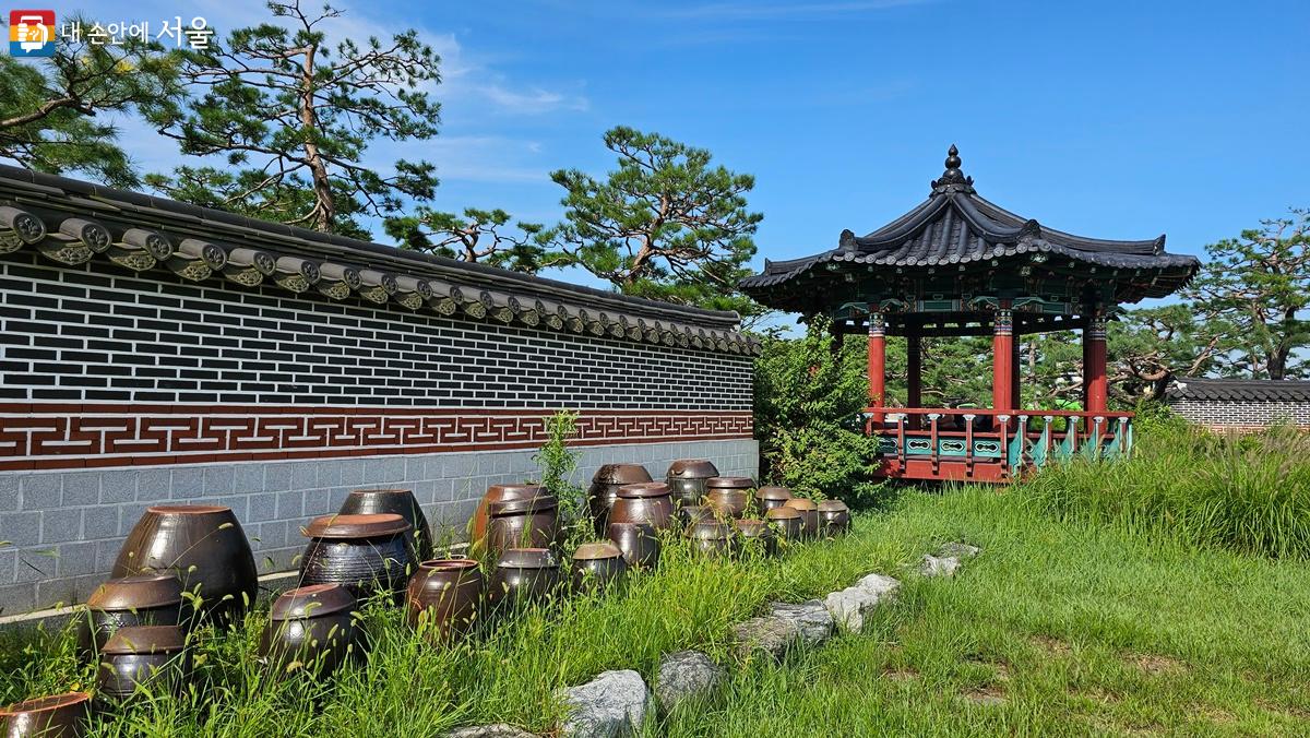 국내선 청사 앞 공원에 있는 쉼터 공항마루와 장독대 풍경 ©최용수