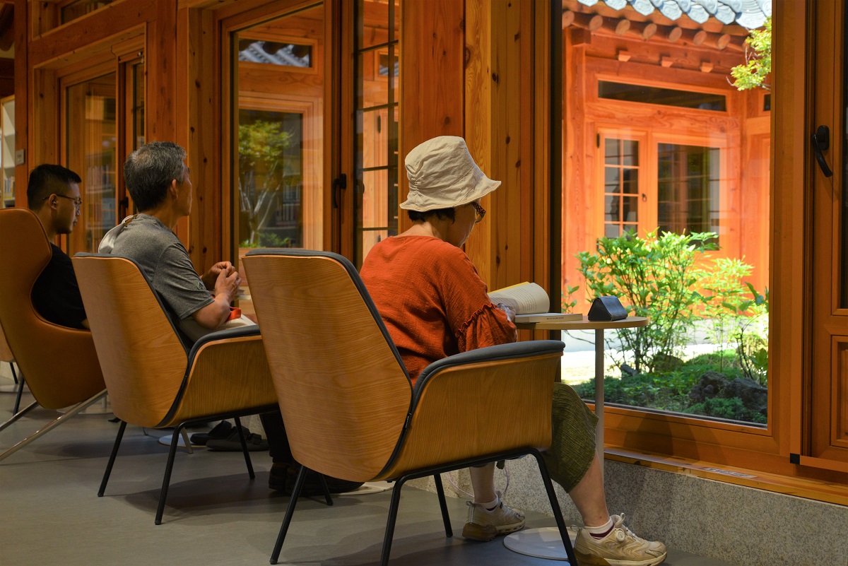 한옥 감성 가득! 고즈넉한 도서관에 앉아 디지털 디톡스 해볼까?