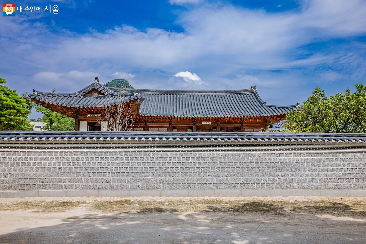 건청궁 남쪽 담장 밖에서 담은 장안당과 추수부용루의 모습이다. 추수부용루 남창(南窓)이 훤히 보이는 이유는 장안당보다 누각이 남쪽으로 두 칸이나 돌출해 있기 때문이다. ©양인억