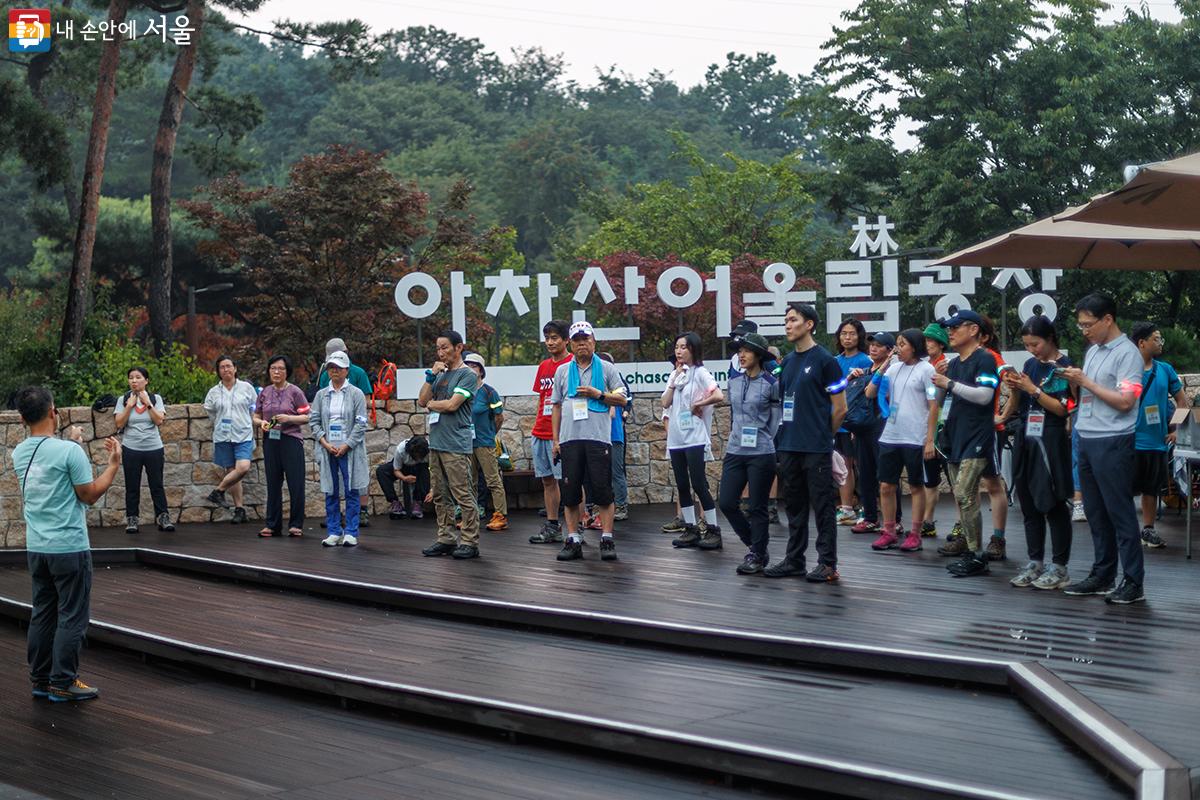 아차산달맞이트레킹 참가자들이 담당자로부터 간단한 전달사항을 받고 있는 모습 ⓒ유서경