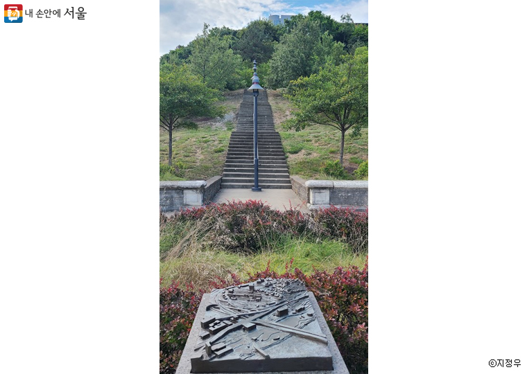 신시내티 마운트 아담스 지역의 계단 앞에 놓인 안내 지도.