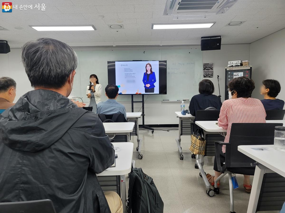 '생애설계프로그램'을 통해 중장년에게 필요한 정보를 찾으려 강의실에 모인 사람들 ⓒ김윤경