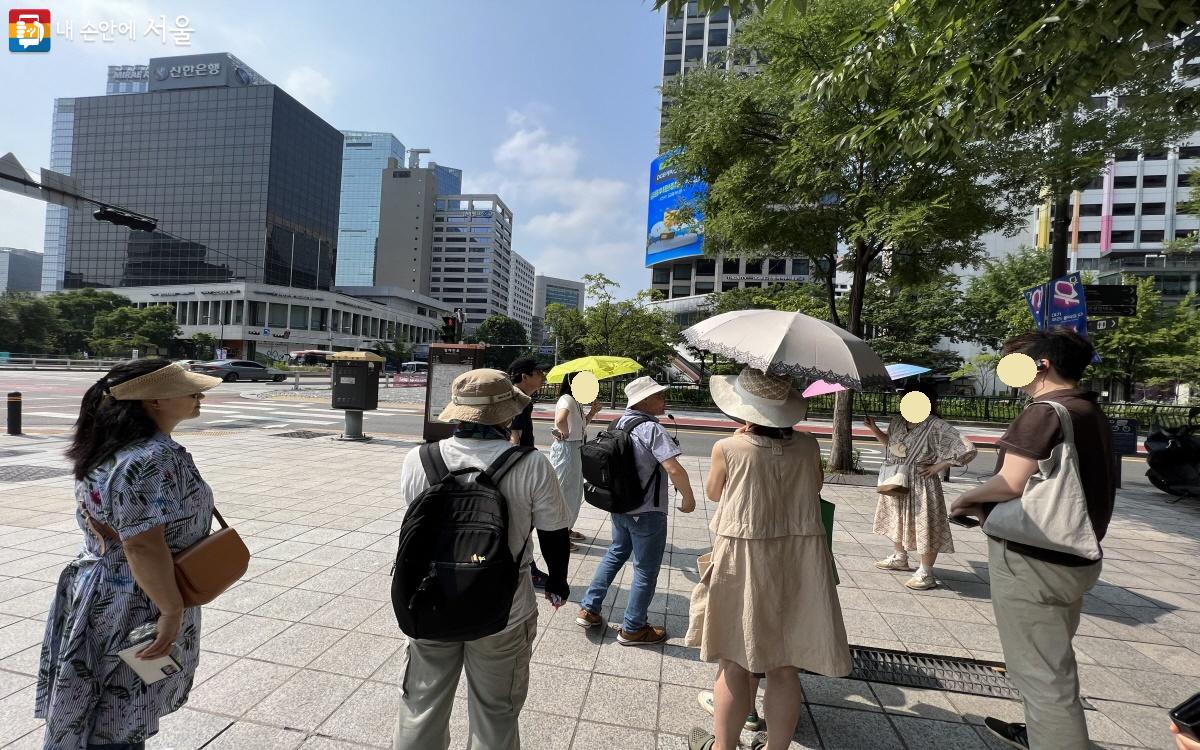 문학을 주제로 한 도서관 답사 프로그램에 참여한 시민들 ©박지영